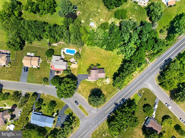 2 MERRY DELL DR, Churchville, PA 18966