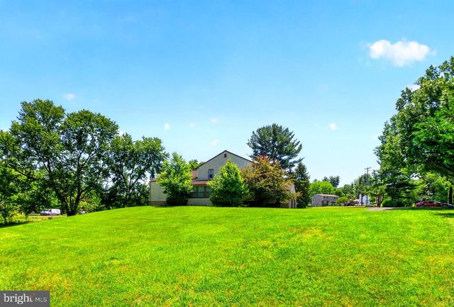 2 MERRY DELL DR, Churchville, PA 18966