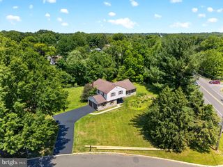 2 MERRY DELL DR, Churchville, PA 18966