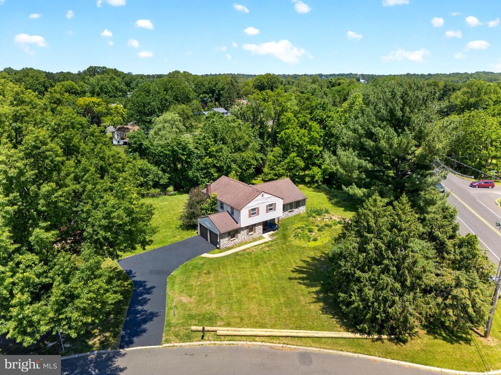 2 MERRY DELL DR, Churchville, PA 18966