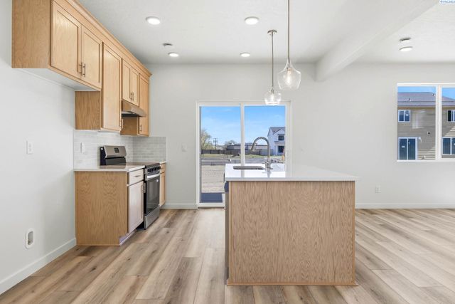 1208 18th St, Benton City, WA 99320