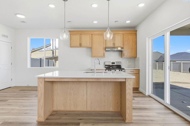 1208 18th St, Benton City, WA 99320