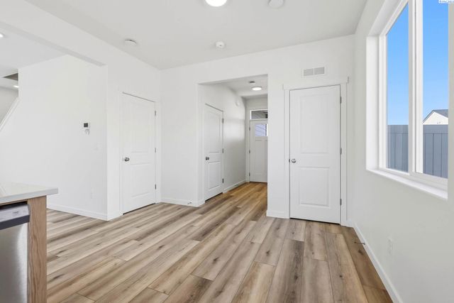 1208 18th St, Benton City, WA 99320