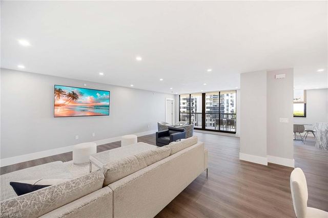 6075 Pelican Bay BLVD 605, Naples, FL 34108