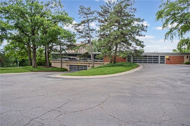 4550 WARWICK Boulevard 208, Kansas City, MO 64111