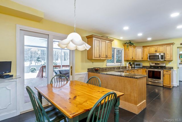 25 Sheryl Crescent, Smithtown, NY 11787