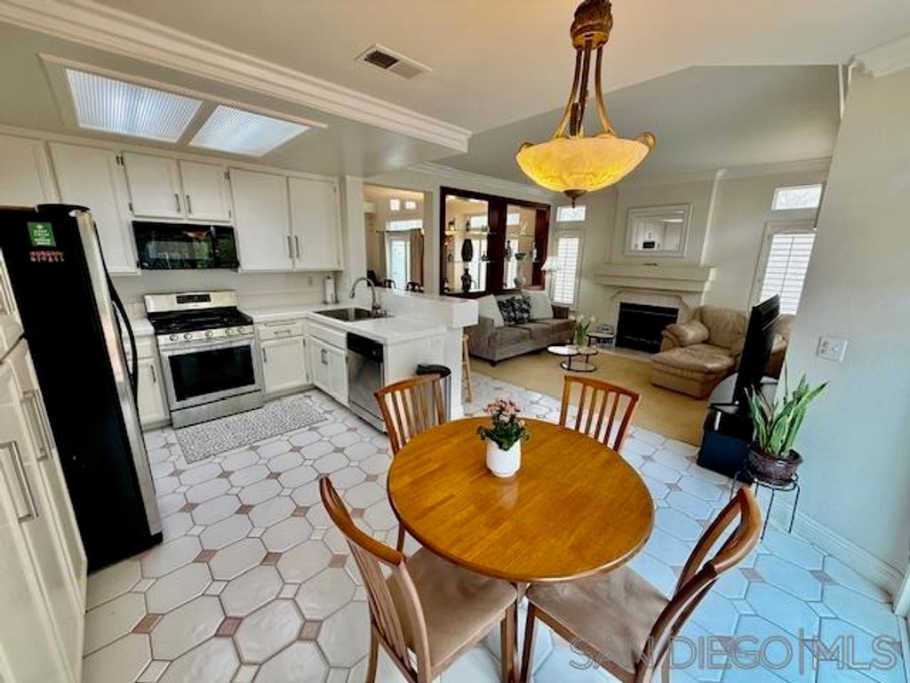 Image 14 of property listing at 5376 Camino Playa Malaga, San Diego, CA 92124