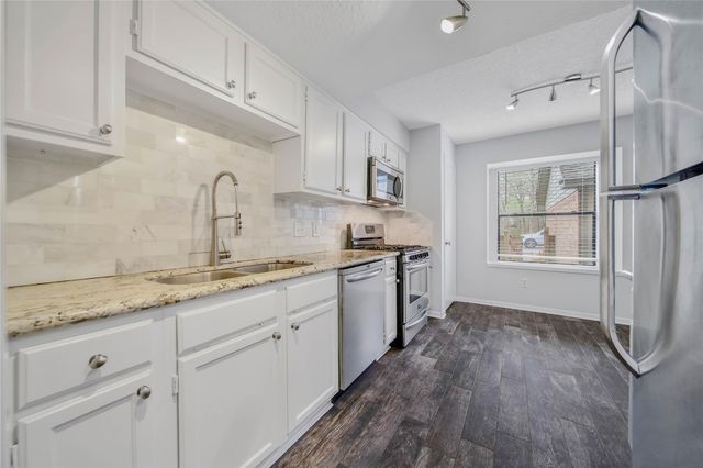 10 E Willowwood Court, The Woodlands, TX 77381