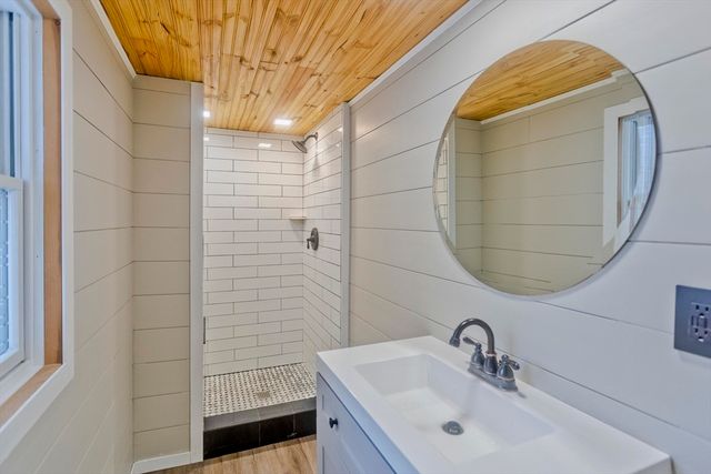 22 Crawford St, Palmer, MA 01069