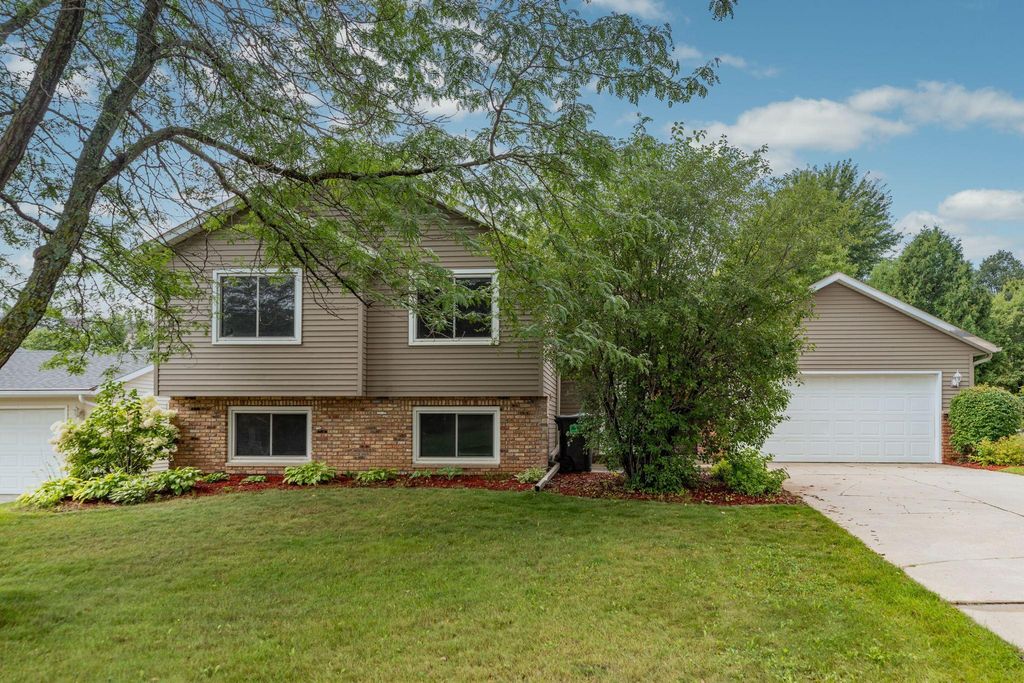 5711 Stapleton Lane NW, Rochester, MN 55901