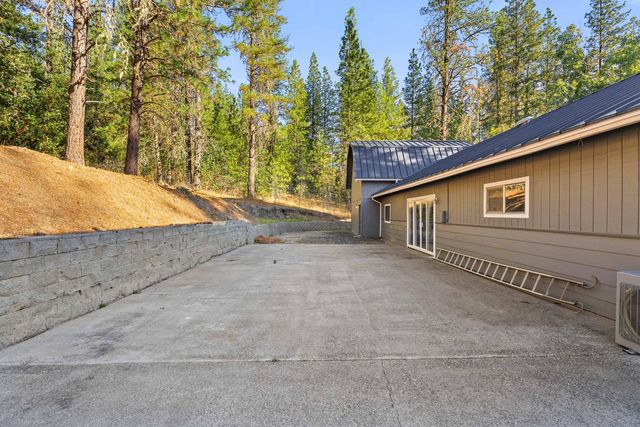 518 Riverbanks Road, Grants Pass, OR 97527