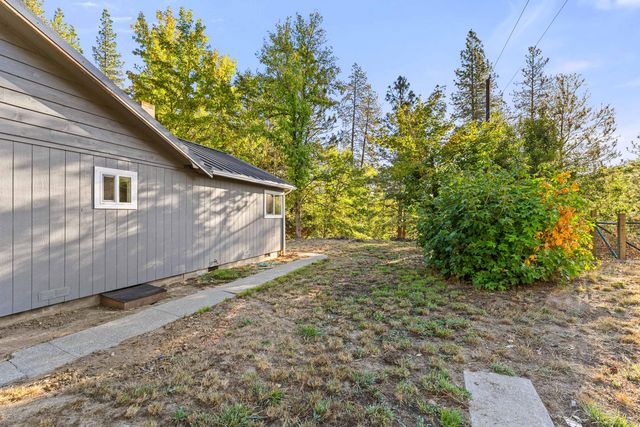 518 Riverbanks Road, Grants Pass, OR 97527