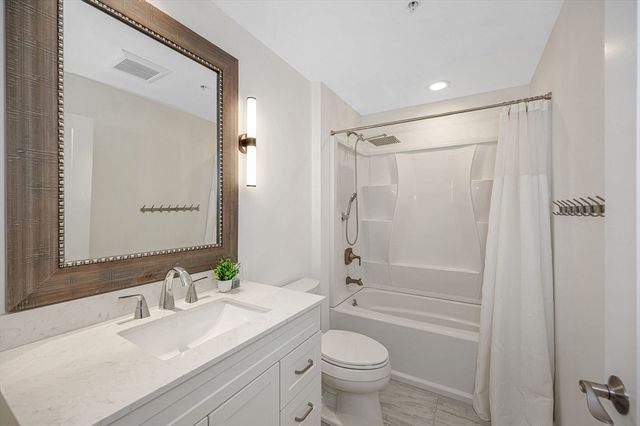 17 Kearney Sq 205, Lowell, MA 01852