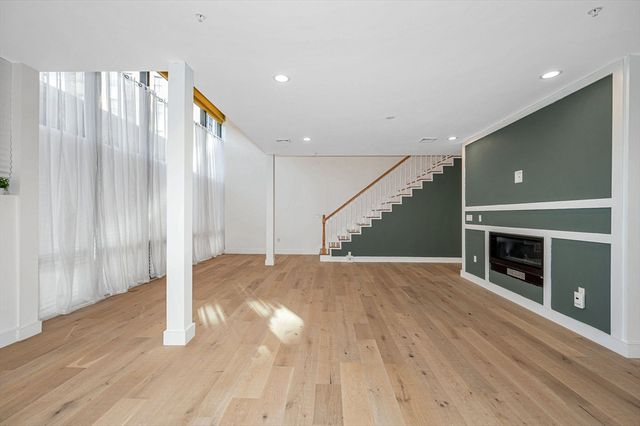 17 Kearney Sq 205, Lowell, MA 01852