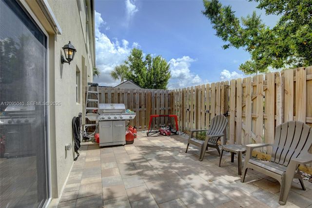 565 NE 5th Place, Florida City, FL 33034