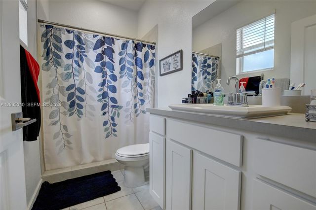 565 NE 5th Place, Florida City, FL 33034