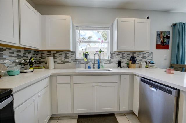 565 NE 5th Place, Florida City, FL 33034