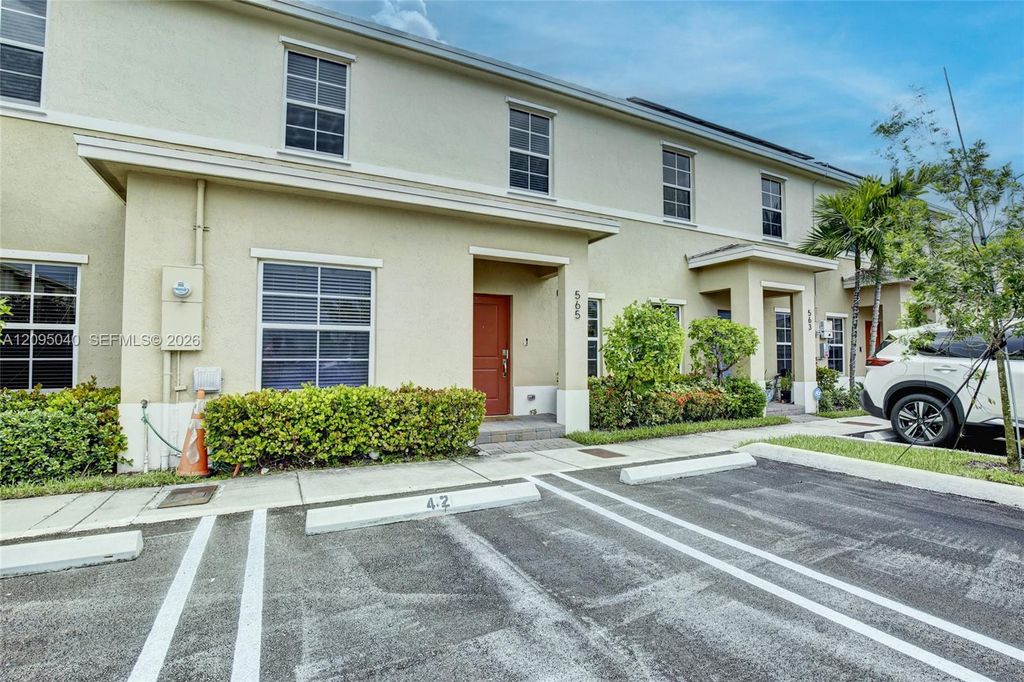 565 NE 5th Place, Florida City, FL 33034