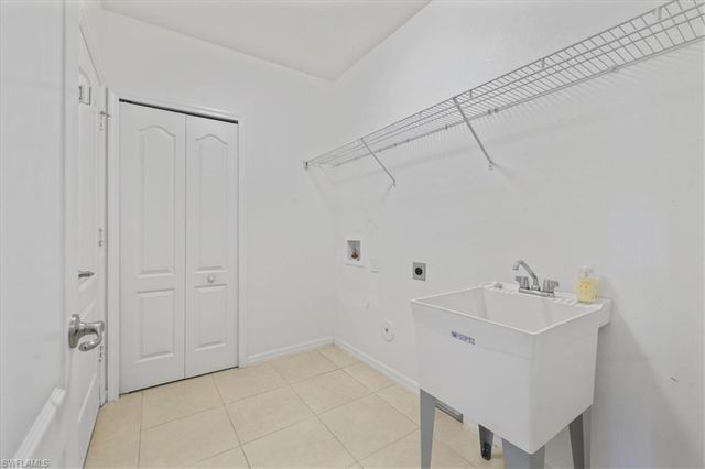 529 SW 26th TER, Cape Coral, FL 33914
