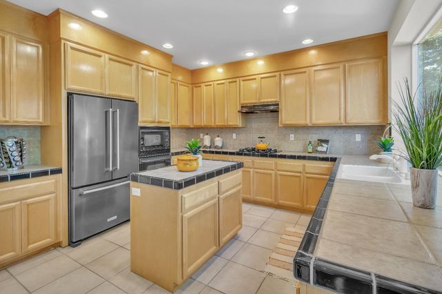 905 Glide Ferry Way, Sacramento, CA 95831