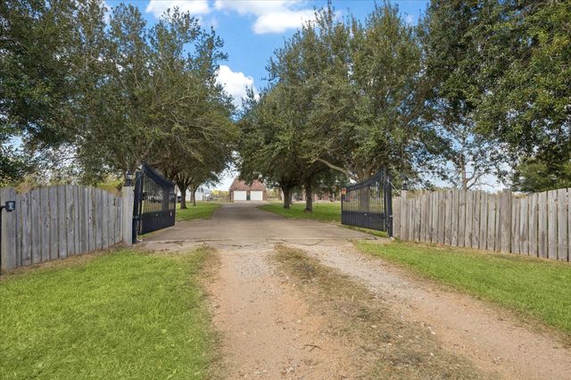 5130 County Road 392, Alvin, TX 77511