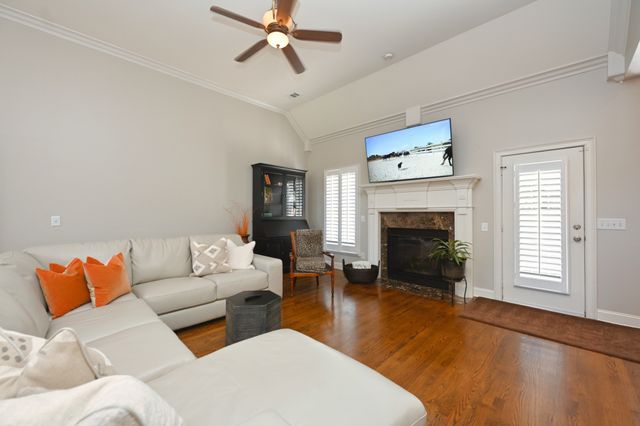 1017 Dorset Dr, Hendersonville, TN 37075
