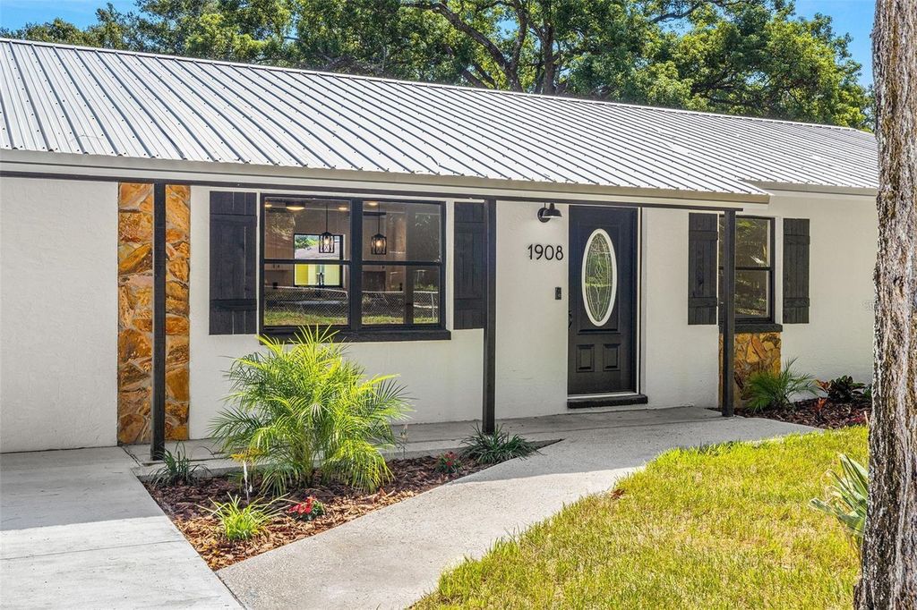 1908 N BARNES STREET, Plant City, FL 33563