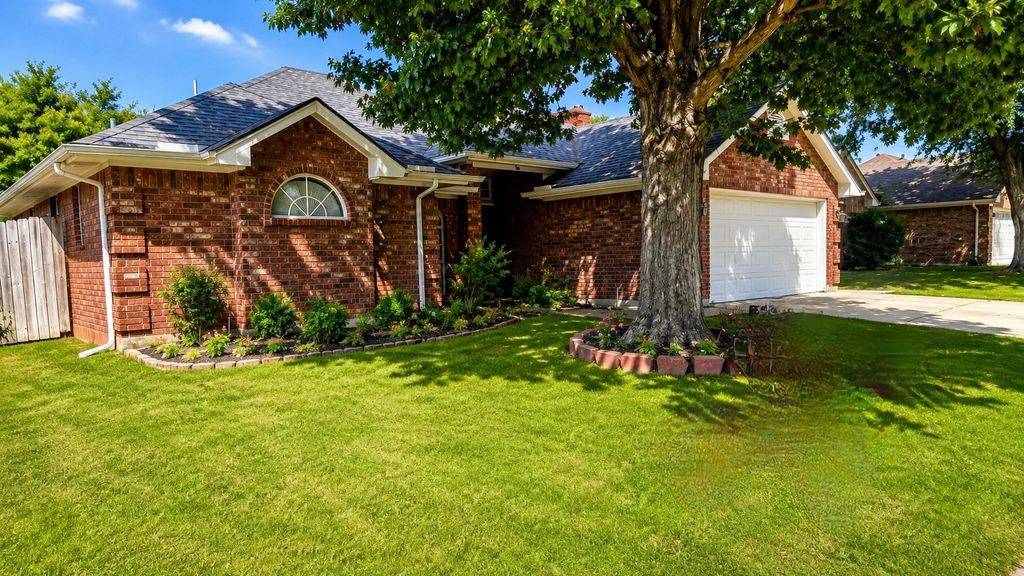 7305 Amber Drive, Watauga, TX 76148 — exterior