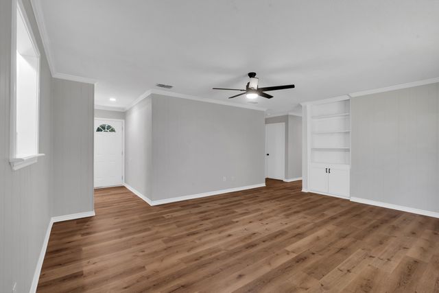 809 Chris Dr, Longview, TX 75605