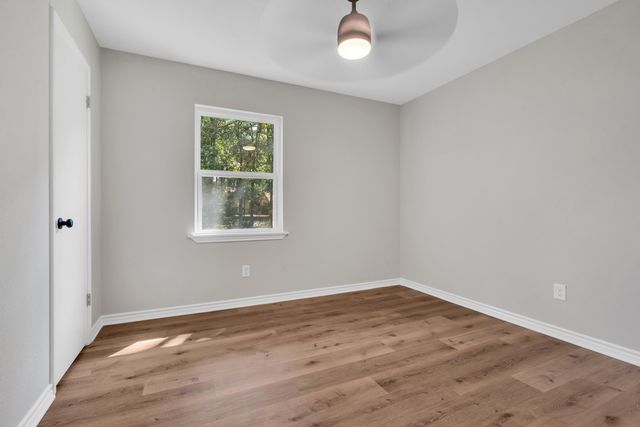 809 Chris Dr, Longview, TX 75605