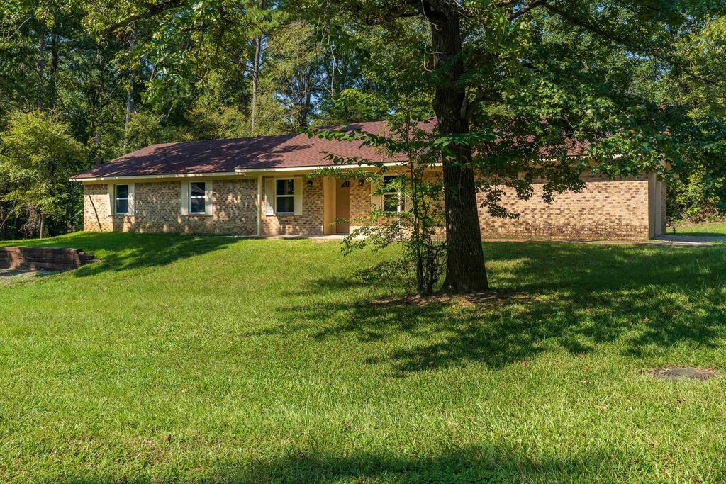 809 Chris Dr, Longview, TX 75605