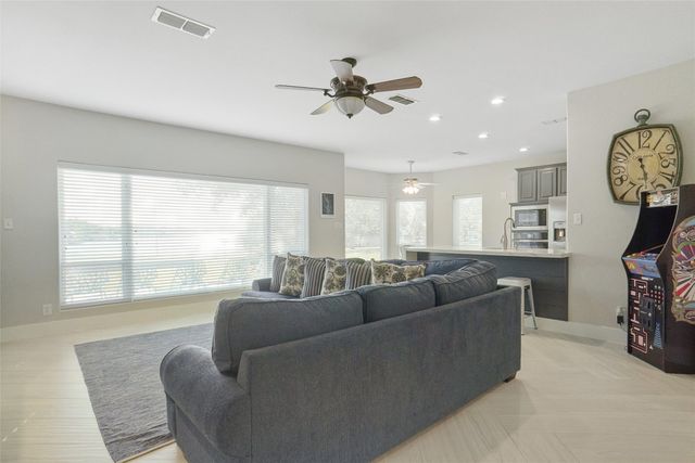 402 Kiowa Drive E, Lake Kiowa, TX 76240