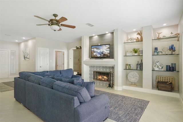 402 Kiowa Drive E, Lake Kiowa, TX 76240