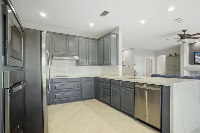402 Kiowa Drive E, Lake Kiowa, TX 76240