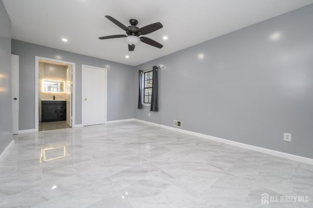 28 Powderhorn Court a, Woodbridge Proper, NJ 07095