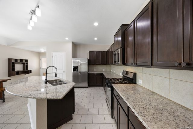 10903 Roaming Holw, San Antonio, TX 78254