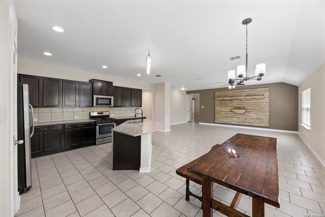 10903 Roaming Holw, San Antonio, TX 78254
