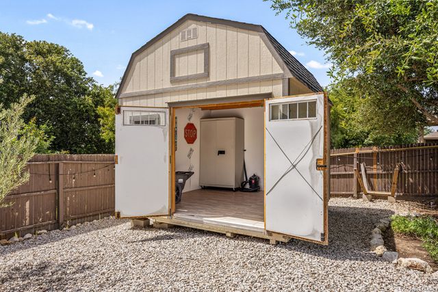 10903 Roaming Holw, San Antonio, TX 78254