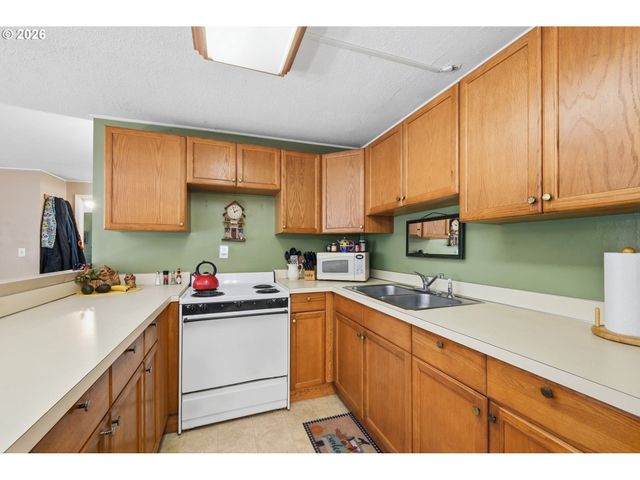 121 W C St, Springfield, OR 97477