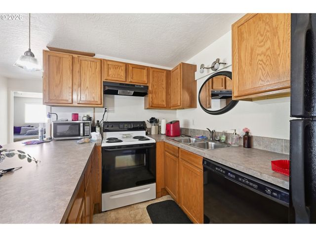 121 W C St, Springfield, OR 97477