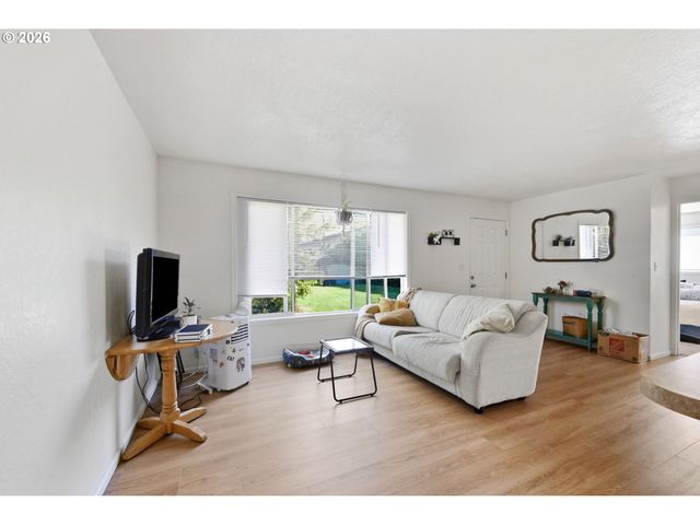 121 W C St, Springfield, OR 97477