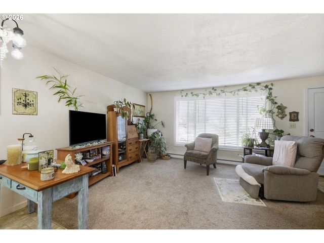 121 W C St, Springfield, OR 97477