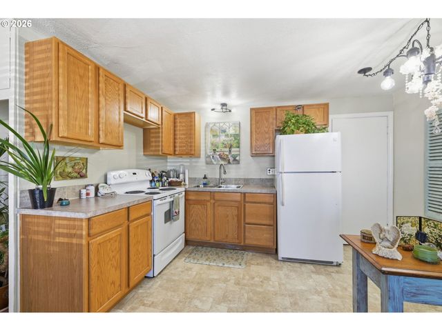 121 W C St, Springfield, OR 97477