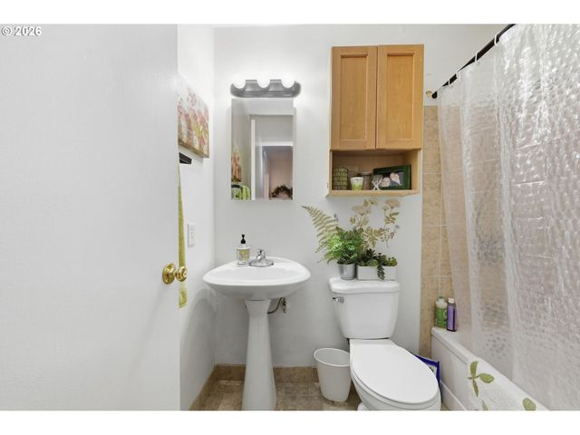 121 W C St, Springfield, OR 97477