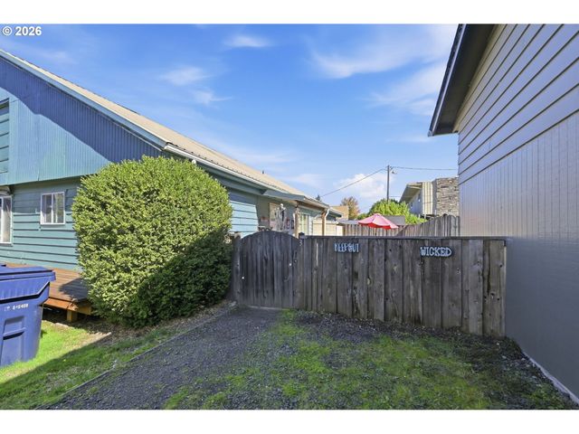 121 W C St, Springfield, OR 97477