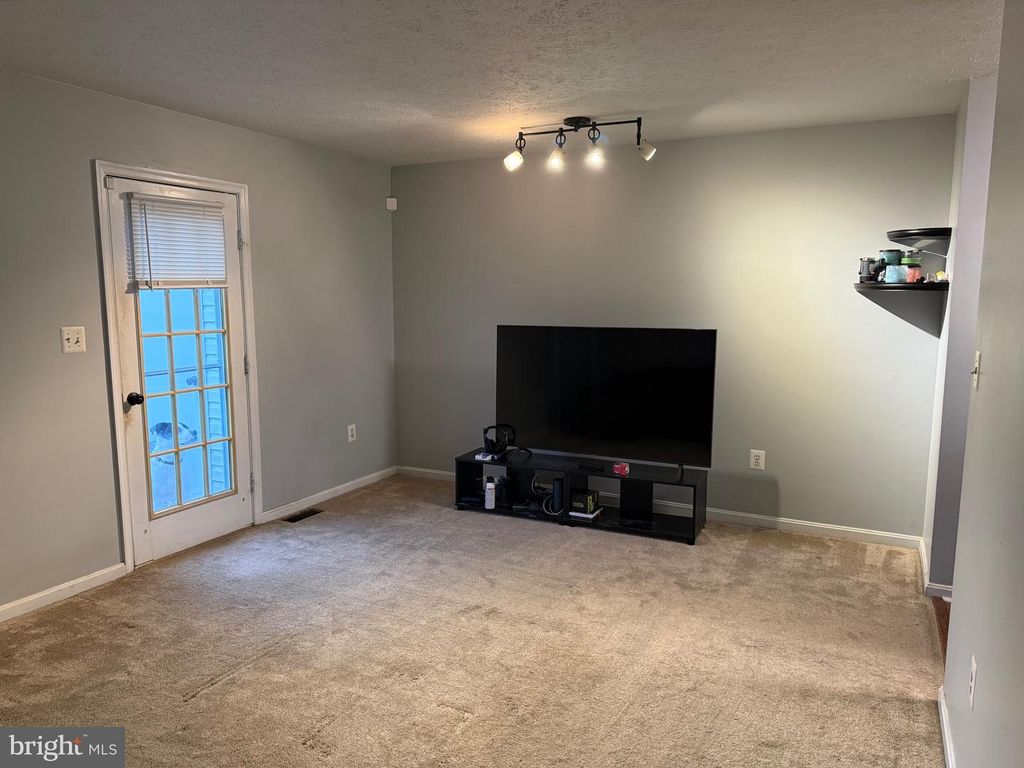 Image 8 of property listing at 345 SURREY CLUB LN, Stephens City, VA 22655