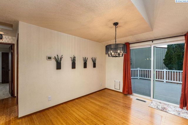 6907 W 3rd Ave, Kennewick, WA 99336