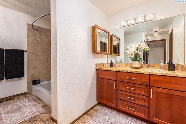 6907 W 3rd Ave, Kennewick, WA 99336