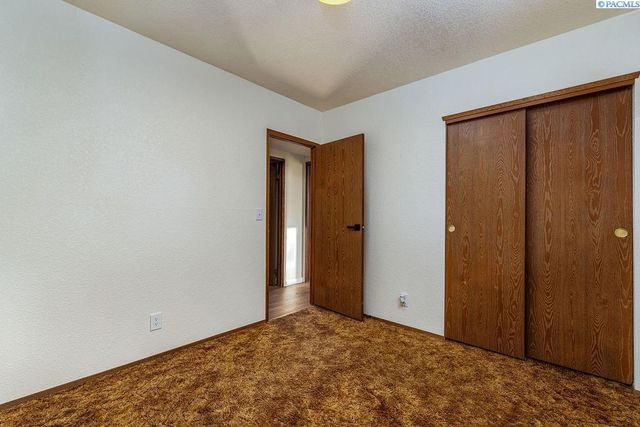 6907 W 3rd Ave, Kennewick, WA 99336