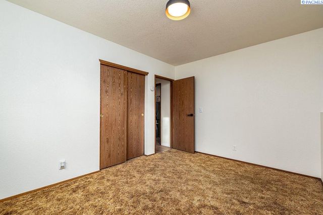 6907 W 3rd Ave, Kennewick, WA 99336